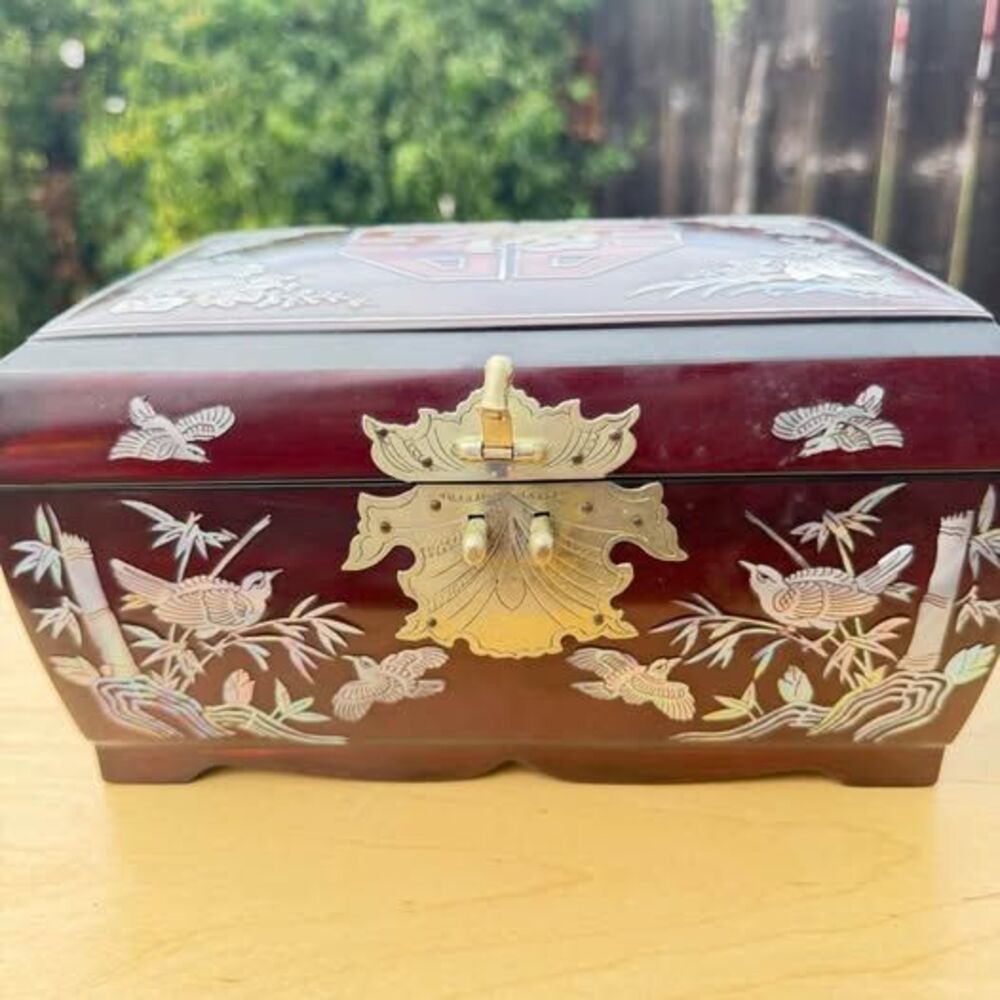 Vintage lacquer jewelry box with mother of Pearl floral inlay ￼9 1/2 x 7